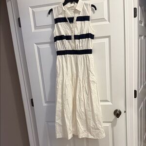 Chic Sleeveless White and Navy Dress